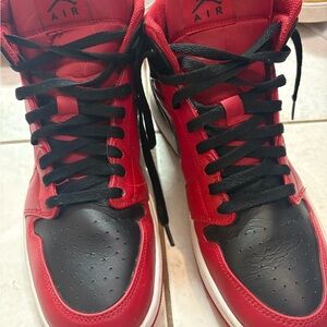 Nike Air Jordan 1 Mid Reverse Bred Black
Red 554724-660 Men's Size